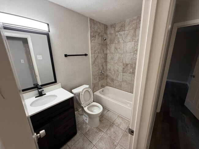 Building Photo - Beautiful 3 Bedroom House in Plano