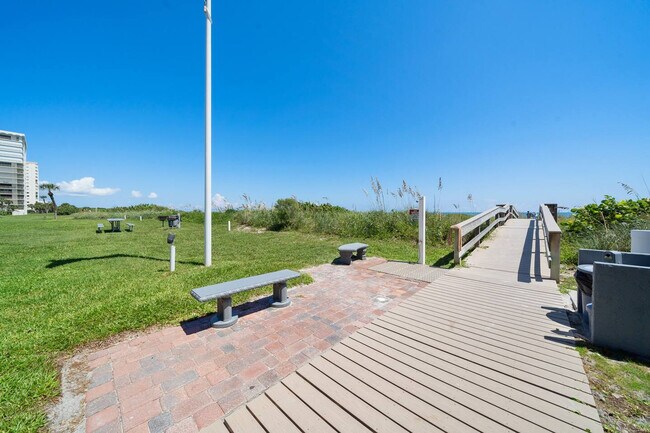 Building Photo - 10 Sunflower St