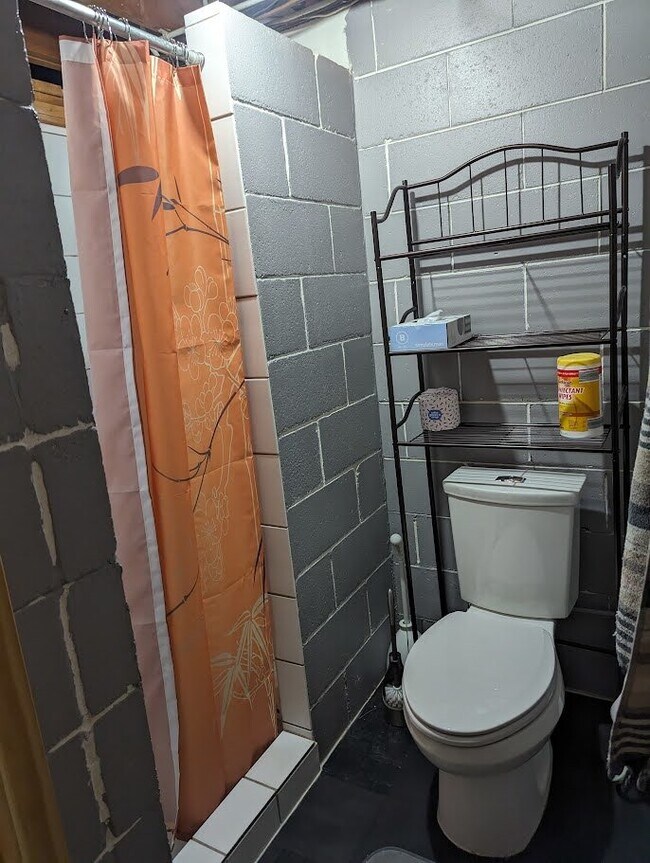 Building Photo - 4 Bedroom, 1.5 Bathroom Beautiful Home - You do not want to miss this one!