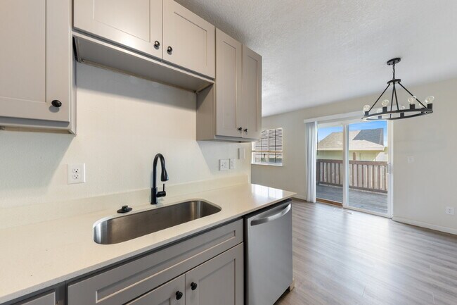 Building Photo - Newly Remodeled 3 bedroom Home