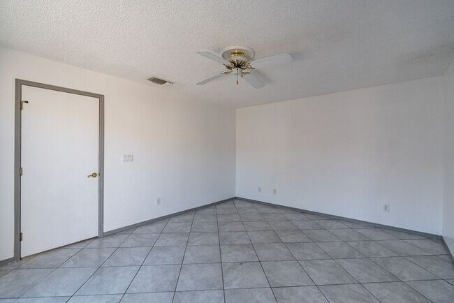 Building Photo - 2434 N Palo Hacha Dr