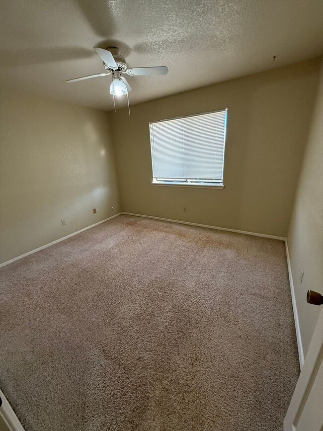 Building Photo - 2 Bedroom, 1 Bath Unit Available Now!