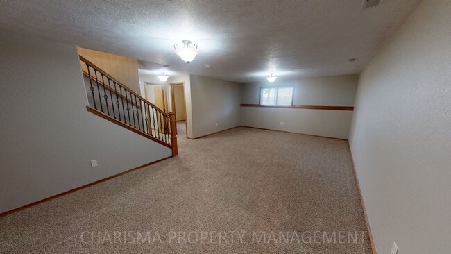 Building Photo - 3 BD, 2.5 BA TOWNHOME, DOUBLE ATTACHED GARAGE, PET FRIENDLY, WALK OUT DECK, LOTS OF SPACE!