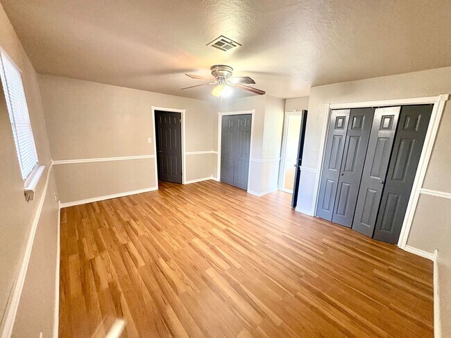 Building Photo - Spacious 4 Bedroom, 2 Bathroom Home with L...