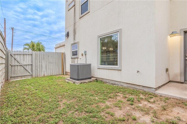 Building Photo - 23 Sunset Dr