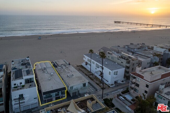 Building Photo - 3806 Ocean Front Walk