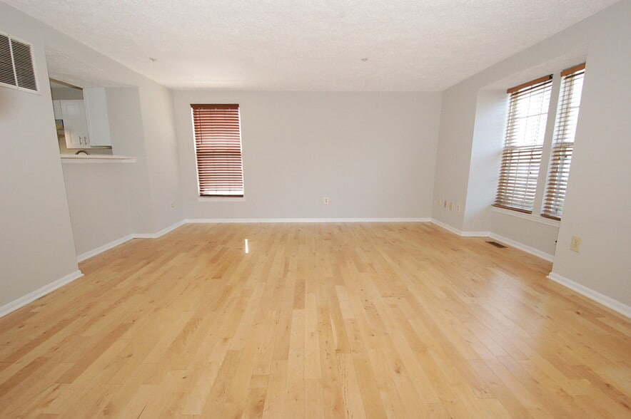 First floor living room -- 6 - 8916 Pembrook Woods