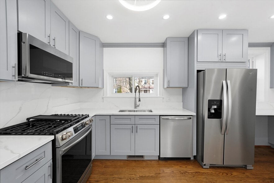 Building Photo - 7056 N Rockwell St