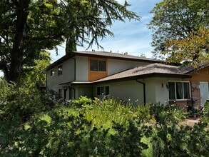 Building Photo - 1901 Donner Ave