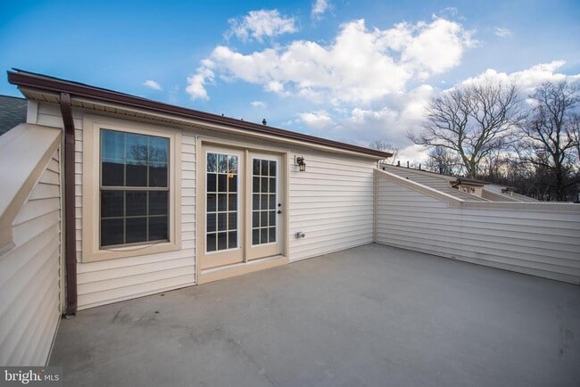 Building Photo - 7444 Burnside Way