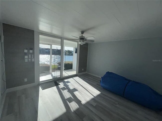 Building Photo - 7625 Sun Island Dr S