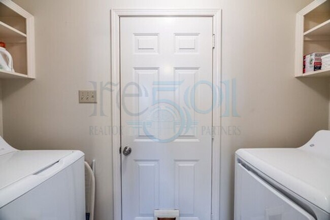 Building Photo - Available in Early August Attn: Pilots! 3BR 2BA Crashpad!