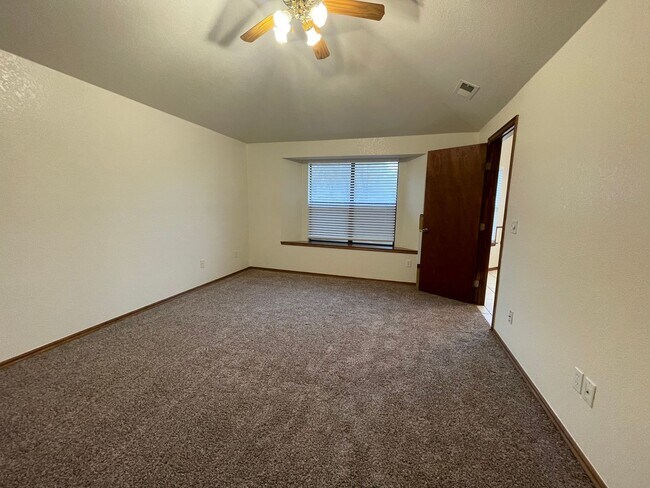 Building Photo - 621 Gyrfalcon Dr