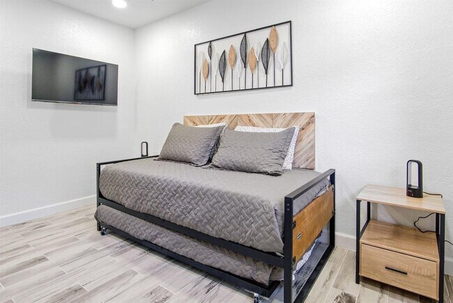 Building Photo - 1422 Dauphin Ln