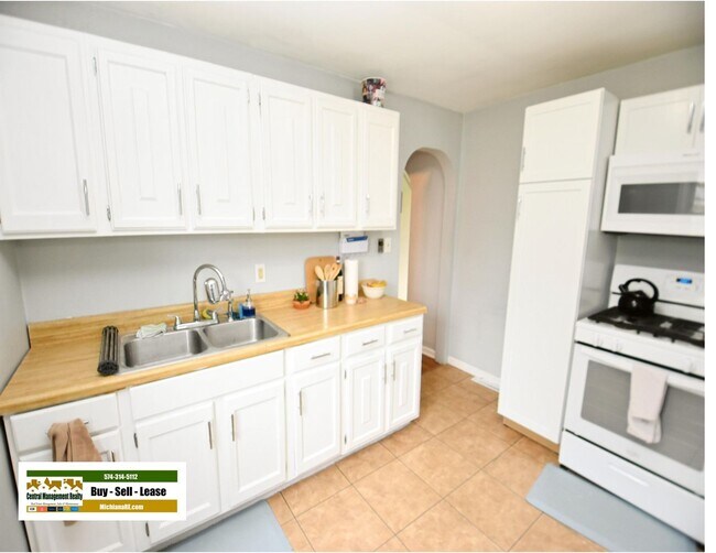 Building Photo - Fully furnished home, 3 bedroom 2 full baths
