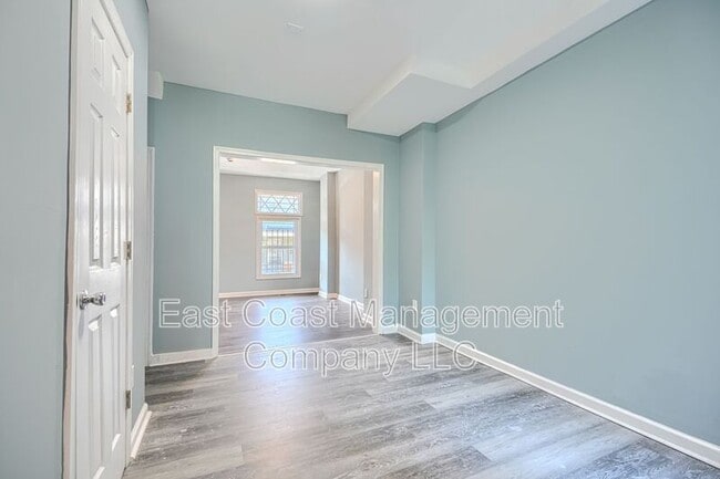 Building Photo - 2408 Llewelyn Ave