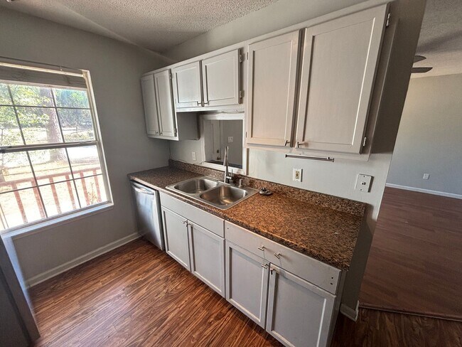 Building Photo - Spacious 4-Bed, 2-Bath Home with Yard and Prime Tallahassee Location