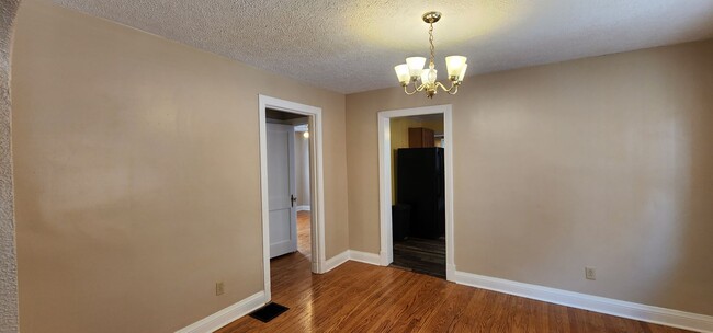 Building Photo - Welcome to this charming 3-bedroom, 2-bath...