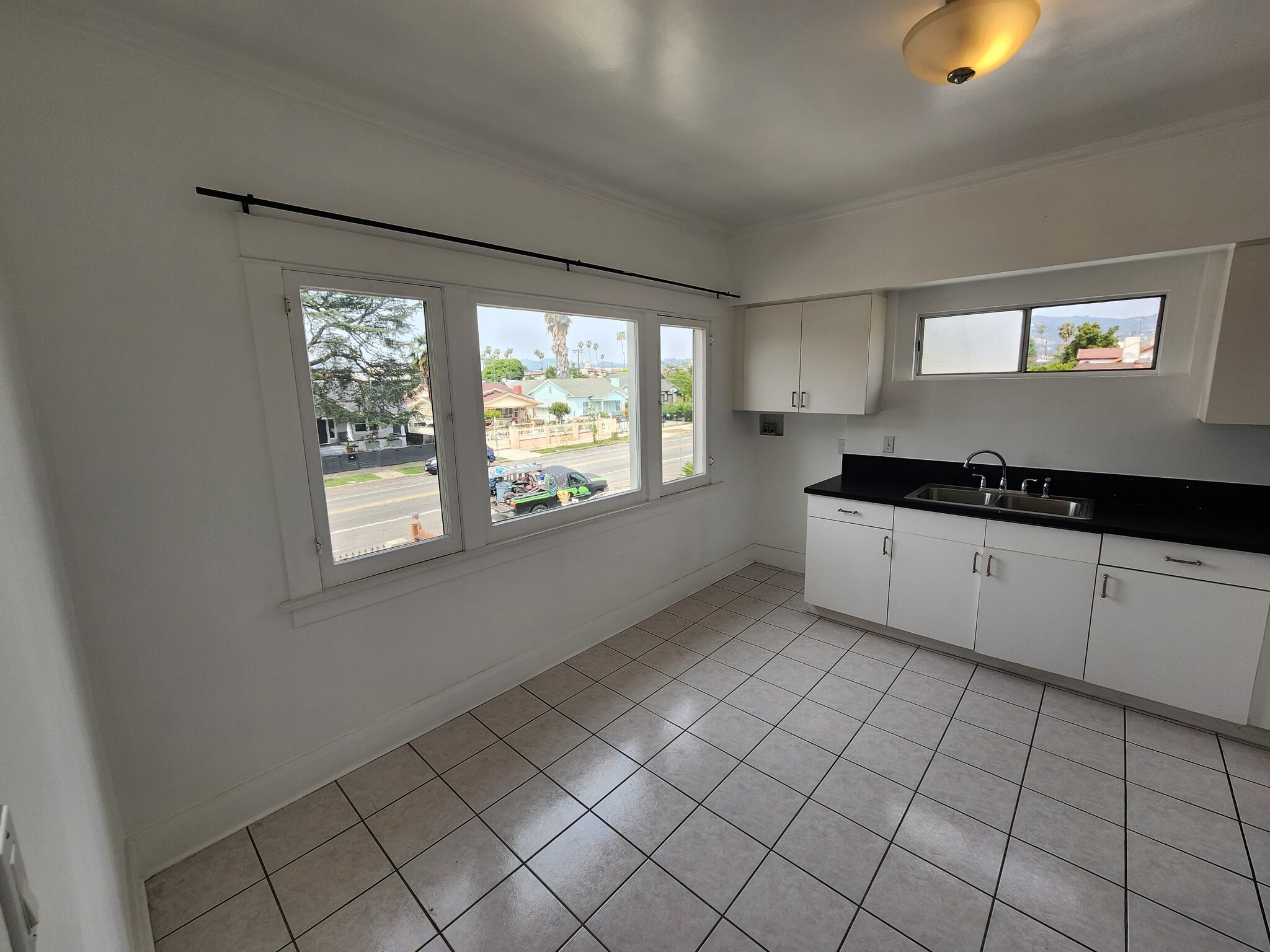 Building Photo - 820 N Edgemont St