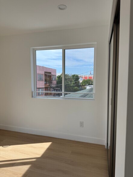 Building Photo - 2028 7th Ave