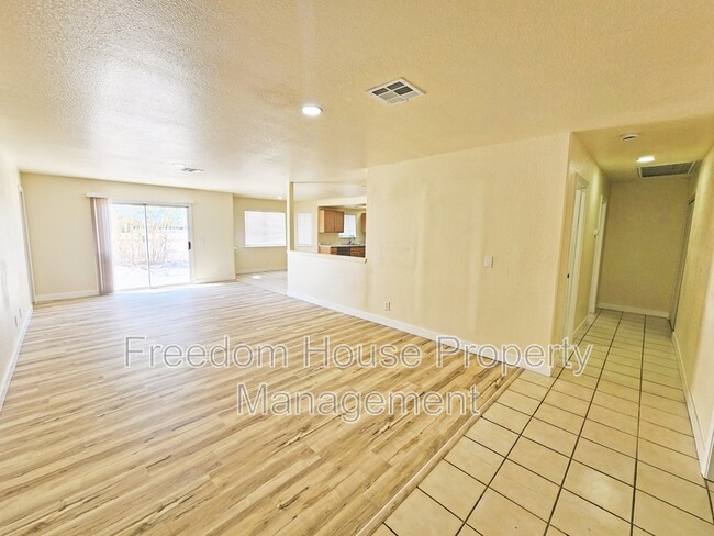 Building Photo - 411 Erin St