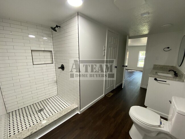Building Photo - Fully Remodeled 3 Bed 2 Bath on Large lot.