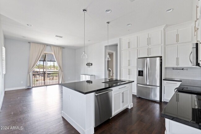 Building Photo - 6565 E Thomas Rd