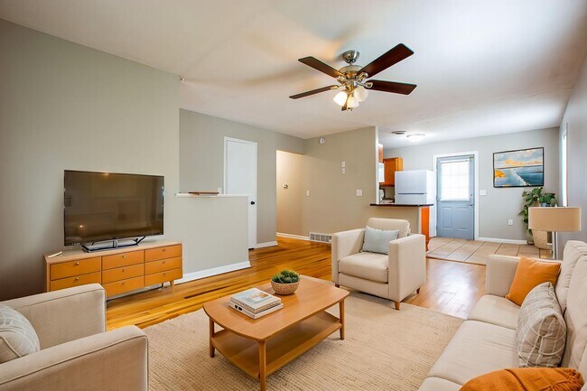 Building Photo - Adorable 3 Bedroom / 1 Bath Split Entry Home in Carter Lake with 2 Car Detach Garage!