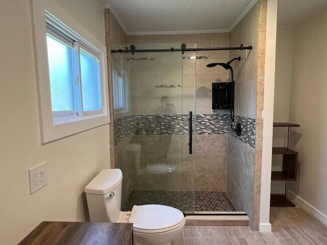 Building Photo - Detroid Shoreway Renovated  4 Bedroom, 2 Bath House with Detached Garage