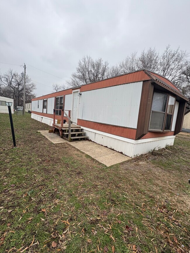 Building Photo - 304 S Adams St