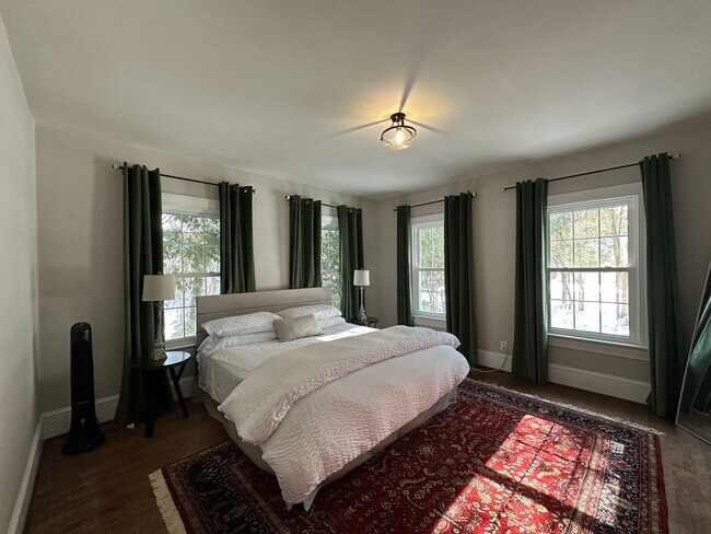 Building Photo - Fully Furnished 3 Bed 2 Bath Home