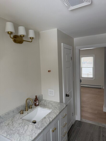 Building Photo - 567 Thacher St