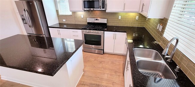 Building Photo - 2 Adelfa St