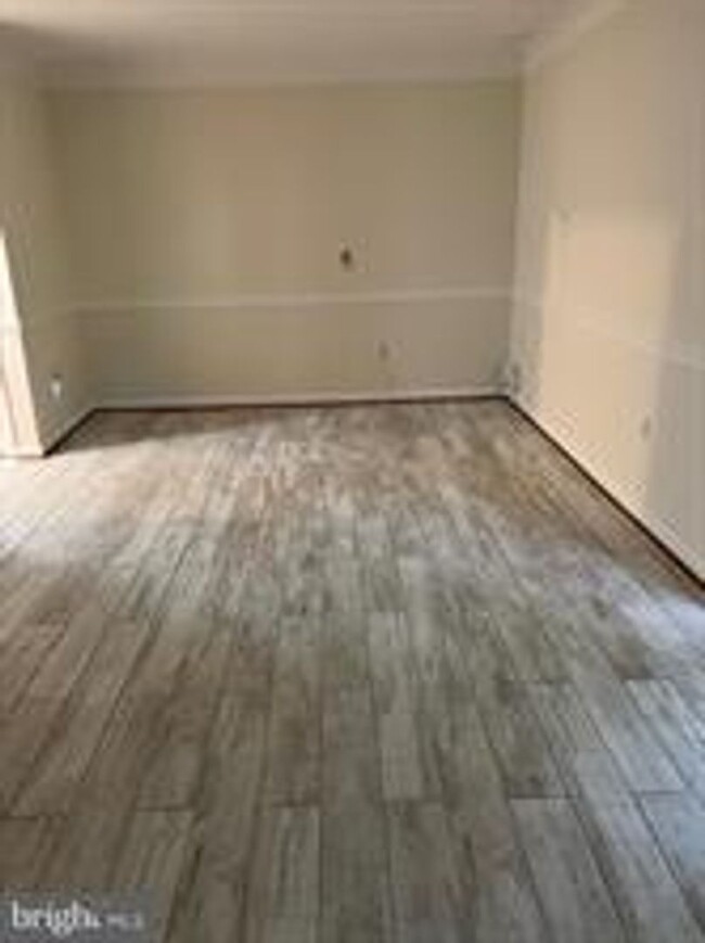 Building Photo - BEAUTIFUL END UNIT TH NEAR DOWNTOWN ROCKVILLE