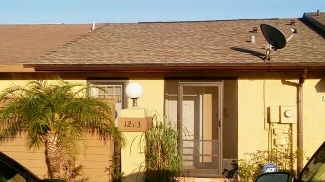Building Photo - 1 bedroom Creekside Villas Townhome Near O...