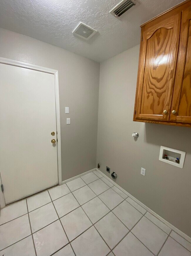 Building Photo - 7305 Peregrine Rd NE