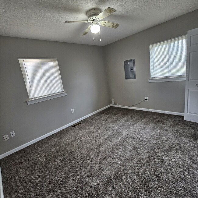 Building Photo - 3 Bedroom Ranch with Updated Kitchen, New ...