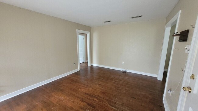 Building Photo - Pet Friendly 3 Bedroom Cottage in Southdowns