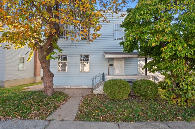 Primary Photo - Gigantic 2-story Single Family Home in Sou...