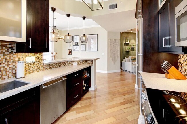 Building Photo - 520 SE 5 Ave