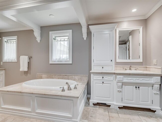 Building Photo - 1516 E Britton Rd