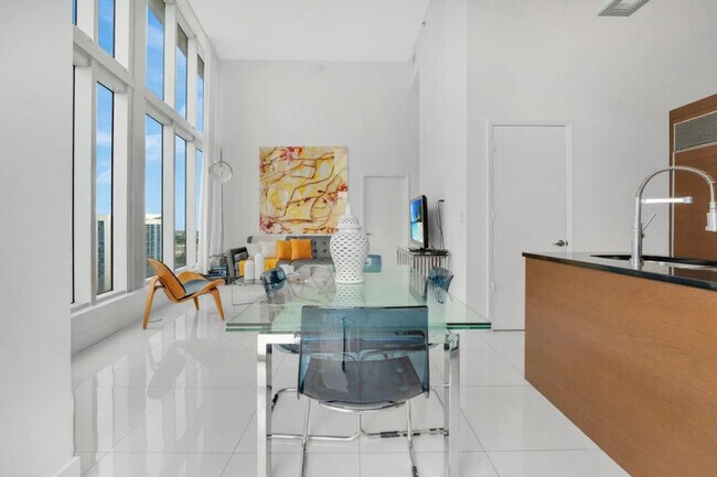 Building Photo - 485 Brickell Ave