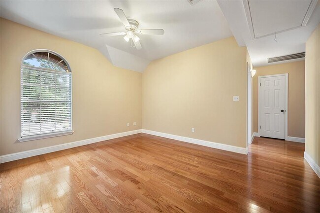 Building Photo - 1215 Boerne Dr