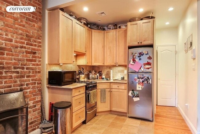 Building Photo - 158 W 94th St