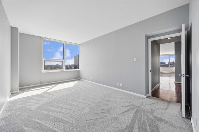 Building Photo - 15 Greenway Plz