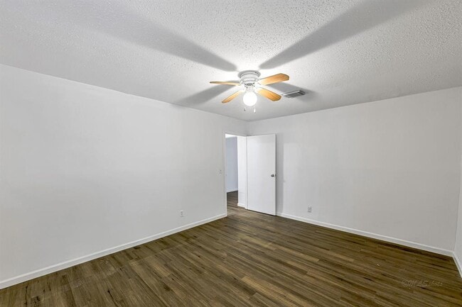 Building Photo - 32 E Rivercrest Dr