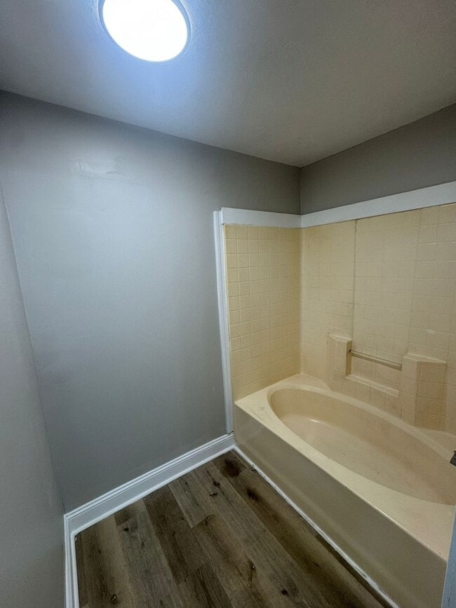 Building Photo - Newly Renovated 2 Bedroom, 1 Bathroom Home...