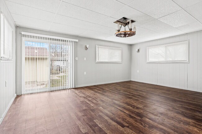 Building Photo - 32325 Parkwood St