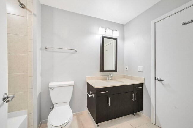 Building Photo - Available Now! High End 1 Bed/ 1 Bath in Amenity Rich Building