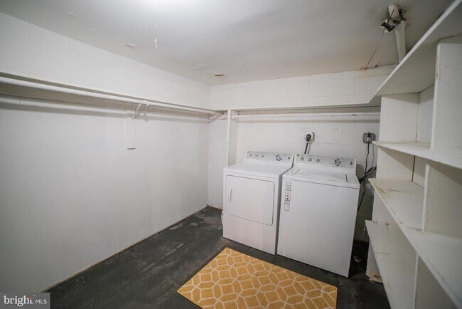 Building Photo - 2108 Pine St